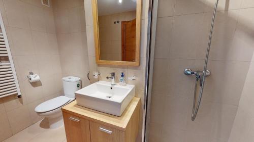 La salle de bains est pourvue de toilettes, d'un lavabo et d'une douche. dans l'établissement Casa Indico RP-Murcia Holiday Rentals Property, à Sucina
