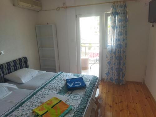 1 dormitorio con 1 cama y puerta corredera de cristal en Georgijevic Room & Apartments en Budva