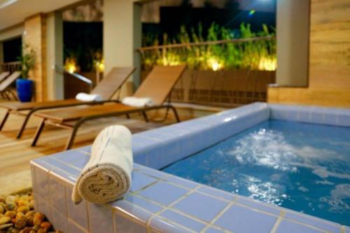 uma piscina com uma toalha em cima em ENJOY OLIMPIA PARK RESORT - Thermas dos Laranjais em Olímpia