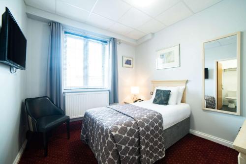 Tempat tidur dalam kamar di Quality Hotel Coventry