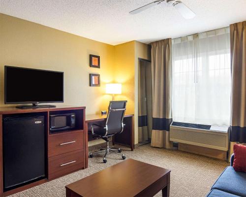 Μια τηλεόραση ή/και κέντρο ψυχαγωγίας στο Comfort Inn & Suites Grafton-Cedarburg