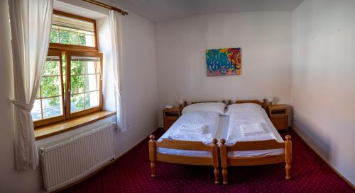 Giường trong phòng chung tại Grandhotel Sluchátko - EX Zámecký hotel