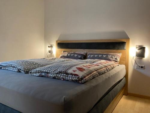 ein Schlafzimmer mit einem großen Bett mit zwei Lampen in der Unterkunft Apart Vinschgau in Mals im Vinschgau