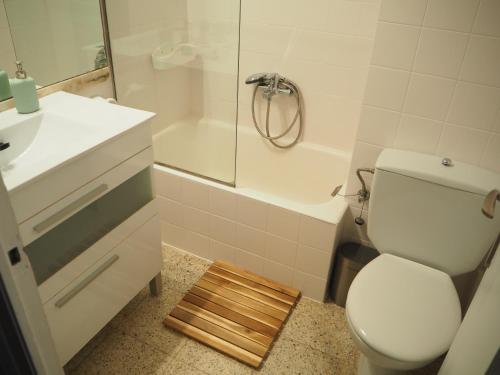 een badkamer met een toilet, een wastafel en een douche bij Apartament a la Costa Brava l'Estartit - MyAnna in L'Estartit