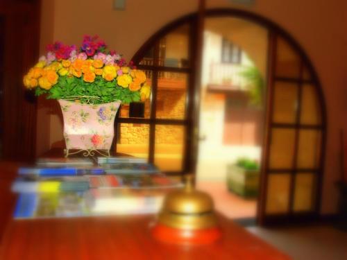 a vase filled with flowers sitting on top of a table at Hotel Rural en Escalante Las Solanas in Escalante