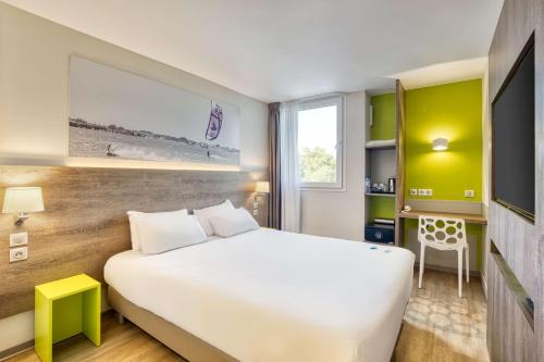 Kama o mga kama sa kuwarto sa Best Western Hotelio Montpellier Sud