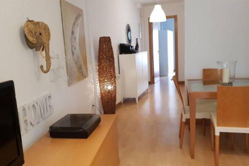 een woonkamer met een tafel en een eetkamer bij Apartamento acogedor en el centro de Zamora in Zamora