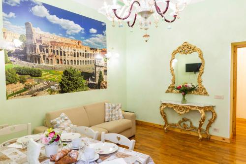 ein Wohnzimmer mit einem Tisch und einem Spiegel in der Unterkunft Rome Nico Apartment in Rom