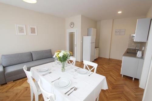 ein Wohnzimmer mit einem weißen Tisch und einem Sofa in der Unterkunft Rezidence U prince č. 2 in Jičín
