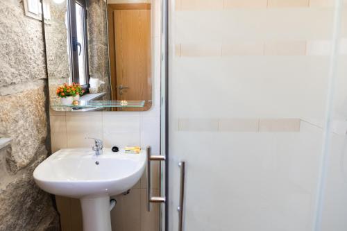 Et badeværelse på Charming House Fornos + Pool