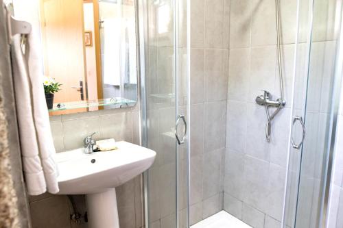 Et badeværelse på Comfortable house in Fornos with shared pool