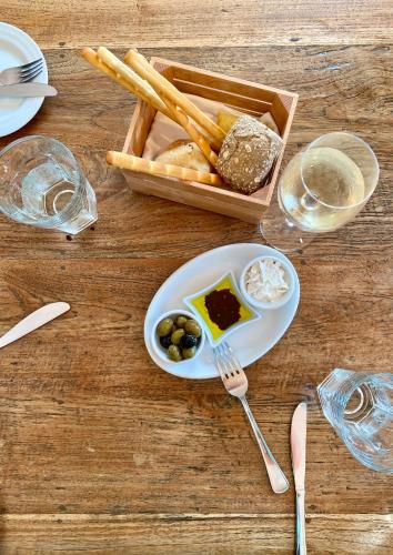 una mesa con un plato de comida y una caja de comida en PortoBay Teatro, en Oporto