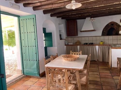 kuchnia ze stołem i krzesłami w pokoju w obiekcie Casa Rural Finca Buytrón w mieście Montilla