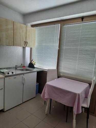 Кухня или кухненски бокс в Apartments and Rooms Vinko