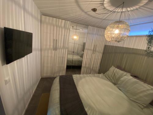 Televisyen dan/atau pusat hiburan di Centrum - Appartement in hartje Ouddorp