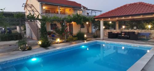 uma piscina em frente a uma casa em Private Villa Miletić em Donje Ogorje