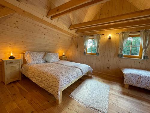 Ein Bett oder Betten in einem Zimmer der Unterkunft Roubenka Vlčí Hora