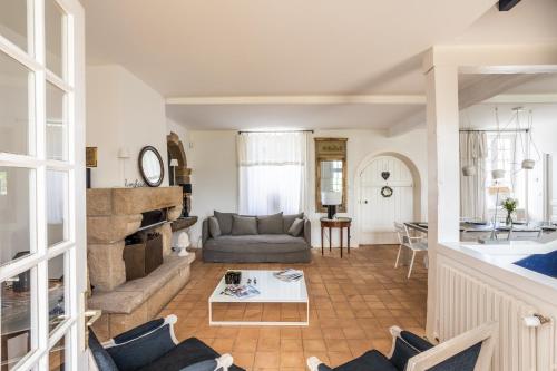 ein Wohnzimmer mit Sofa und Tisch in der Unterkunft La Villa Souhaitier in Saint-Malo