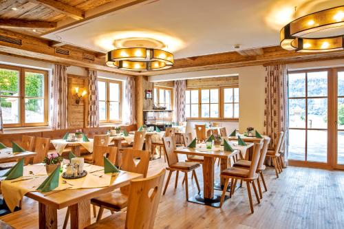 Reštaurácia alebo iné gastronomické zariadenie v ubytovaní Landhaus Leopoldhof