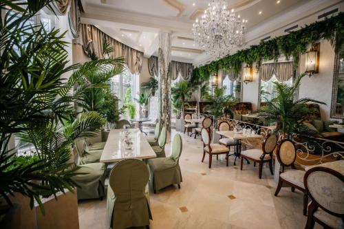 restauracja ze stołami, krzesłami i roślinami w obiekcie GREEN HOUSE Detox & SPA Hotel w Soczi