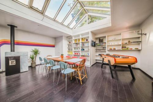 une chambre avec une table et un billard dans l'établissement Flow Hostel - un cocon au cœur de Metz, à Metz