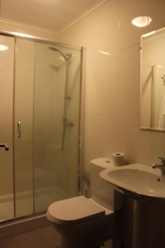 een badkamer met een douche, een toilet en een wastafel bij Bella Italia Bem Estar Dona Adelina in Ponta Garça