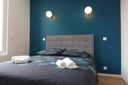a blue bedroom with a bed with towels on it at appartement 4 pers quartier Chartrons à Bordeaux in Bordeaux