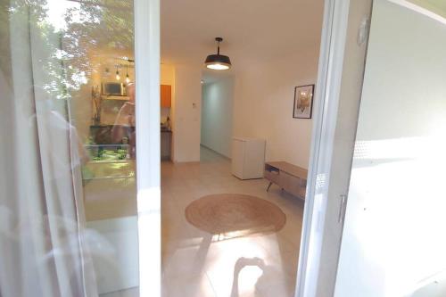 - un salon avec une table et une chaise dans l'établissement Le Petit Nid Perché, à Arles