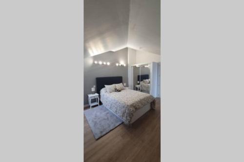 A bed or beds in a room at Apartamento nuevo en El Astillero