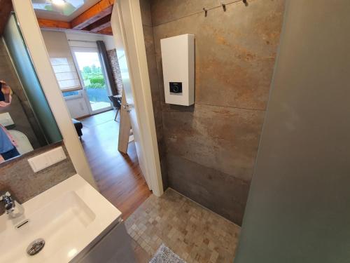 Bilik mandi di Ferienhaus Am See