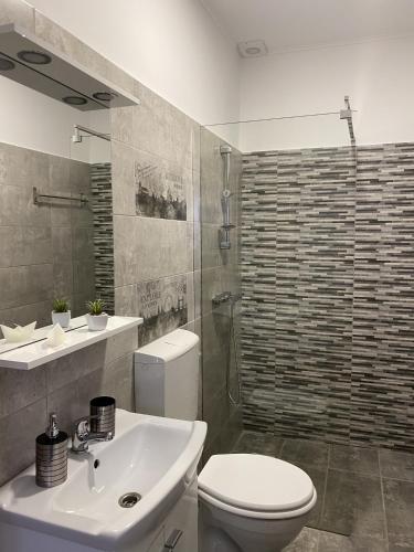 Bathroom sa Roomzzz Sibiu