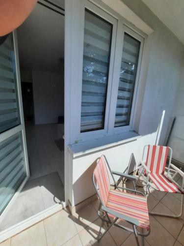 a pair of chairs sitting on a balcony at Apartament Zorzy przy Instytucie Kardiologii Anin in Warsaw