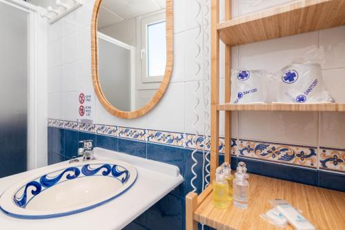 a bathroom with a sink and a mirror at Hostal El Alférez in El Palmar