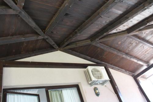 サラエボにあるVilla Čengićの天井に扇風機と窓がある部屋