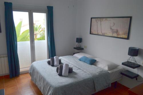 a bedroom with a bed with two towels on it at Casa Altos 76 in La Herradura