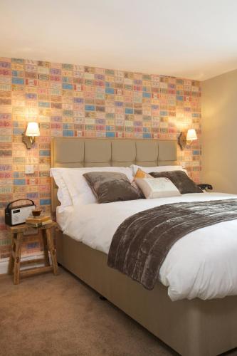 a bedroom with a large bed in a room at The Queen's Inn in Hawkhurst