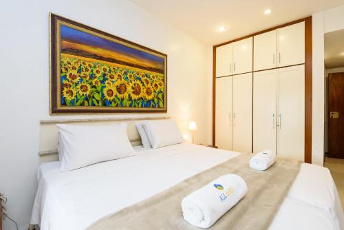 1 dormitorio con 2 camas y un cuadro en la pared en Sossego em Copacabana - 200m da praia - RPP103 Z2 en Río de Janeiro