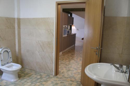 ein Badezimmer mit Toilette und Waschbecken in der Unterkunft Villa Čengić in Sarajevo