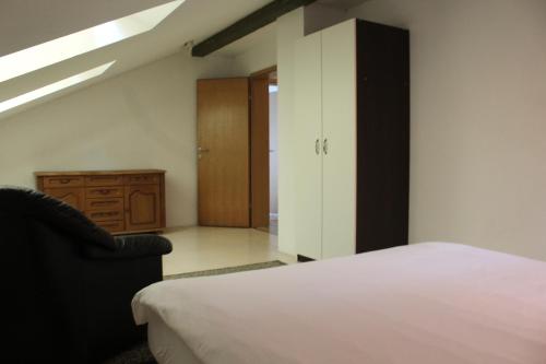 サラエボにあるVilla Čengićのベッドとドレッサーと窓のある寝室