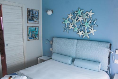 a blue bedroom with a bed with stars on the wall at Las Floridas Apartment in Alghero