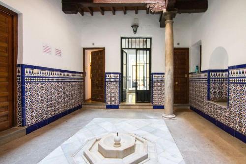 a room with blue and white walls and a pillar at Apartamento con zona chill-out y preciosas vistas in Granada