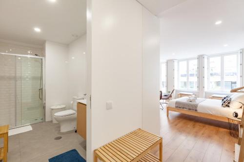 a bedroom with a bed and a bathroom at Oporto Palace Apartments in Porto