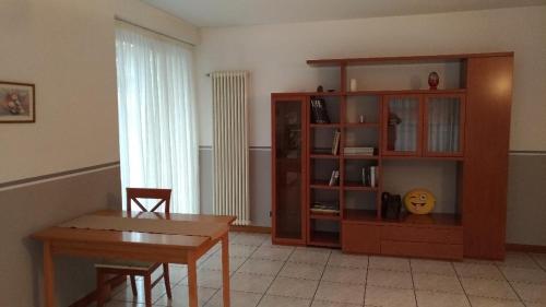 a living room with a table and a book shelf at MATISSE 2 in Bergamo