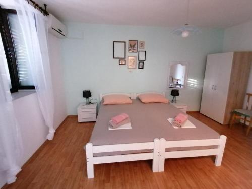 Apartments and rooms Sanja