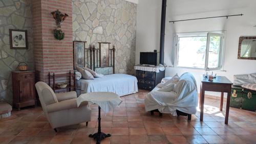 San Giovanni in GaldoにあるCasa Vacanze "I Casali"のベッドルーム1室(ベッド1台、椅子付)