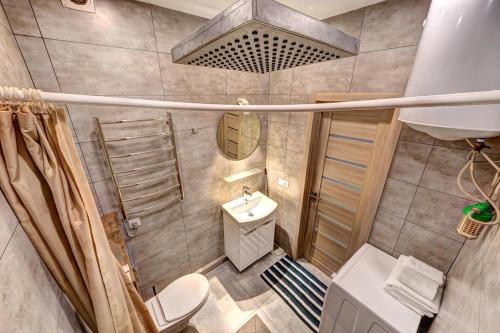 uma pequena casa de banho com WC e lavatório em IL Patio, Улица Радужная 58 Левый берег Киев em Kiev