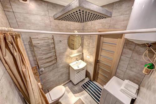 キーウにあるIL Patio, Улица Радужная 58 Левый берег Киевのトイレと洗面台のある小さなバスルーム