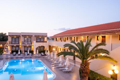 widok na hotel z basenem i palmą w obiekcie Lazaros Hotel Resort w mieście Tsilivi