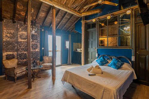 Un pat sau paturi într-o cameră la Apartamentos Correo Viejo de Granada