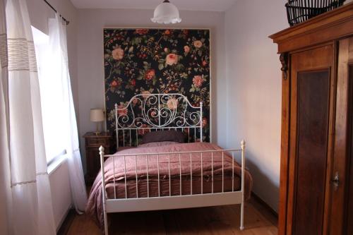 a bedroom with a bed with a floral wallpaper at Espan in Isny im Allgäu